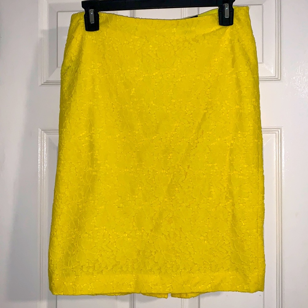 Ann Taylor Yellow floral pattern short skirt. NWOT size 4